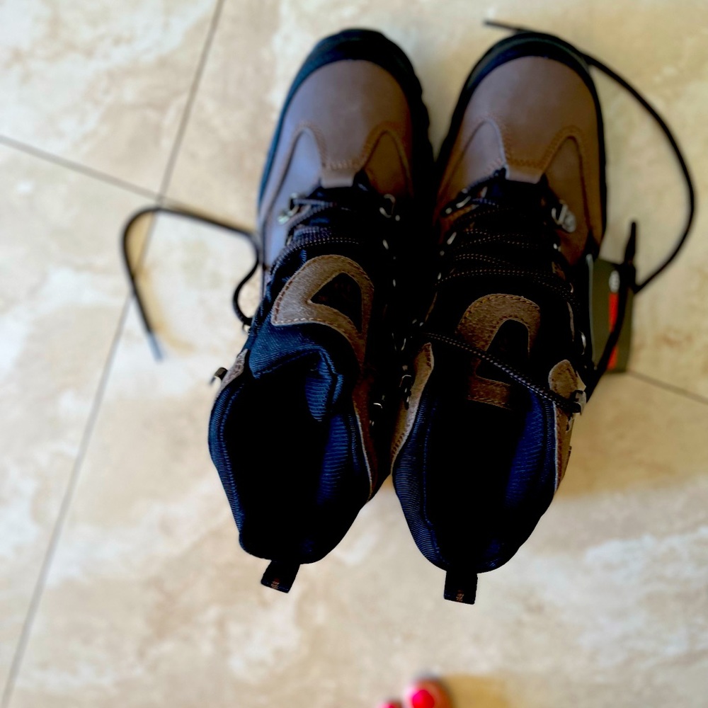 NWT Men’s Wolverine Spencer boots still in the box. Never worn. Size 9M.